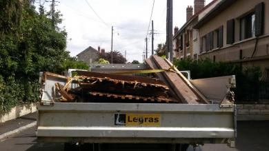 Un camion chargė de bois et putres suite d