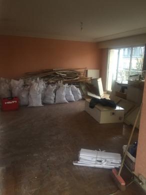 25 sacs plus batis de portes et quelques meubles de cuisine