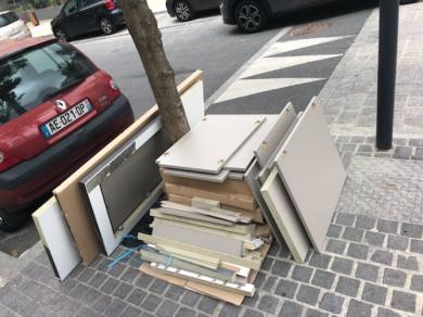 Planche en bois et chutes de placo