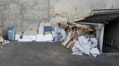 Presque tout dans des sacs a gravats