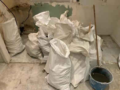 Enlevement de sacs de gravats desendus deja au RDC